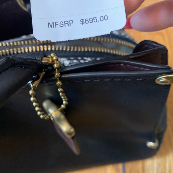 Authentic Coach speciality purse - Picture 3 of 7